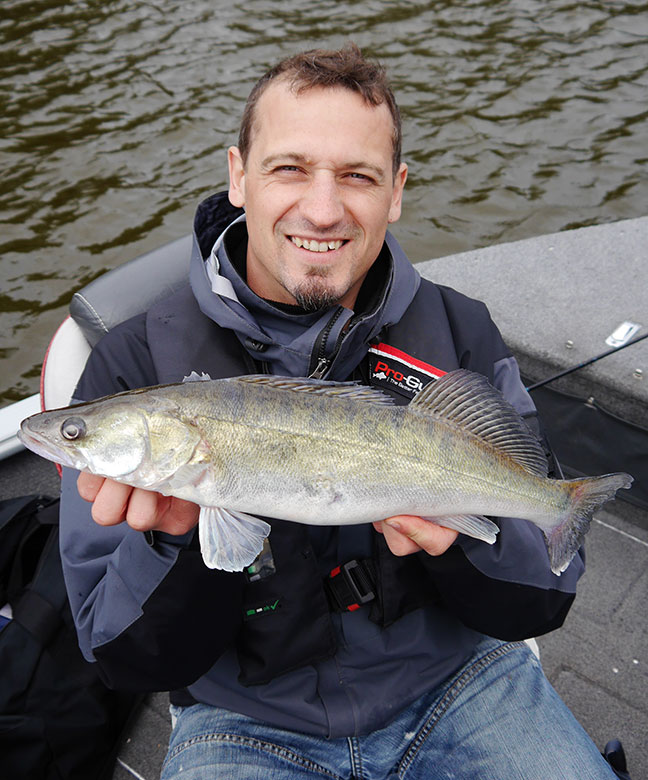 Pro-Guiding-Zander14030