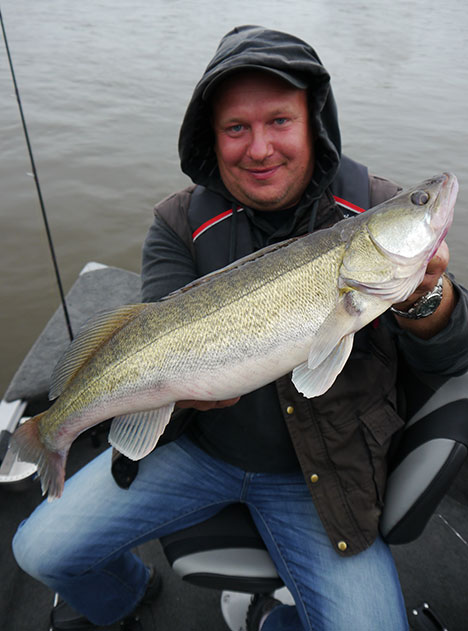 Pro-Guiding-Zander14043