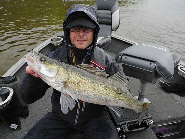 Pro-Guiding-Zander14050