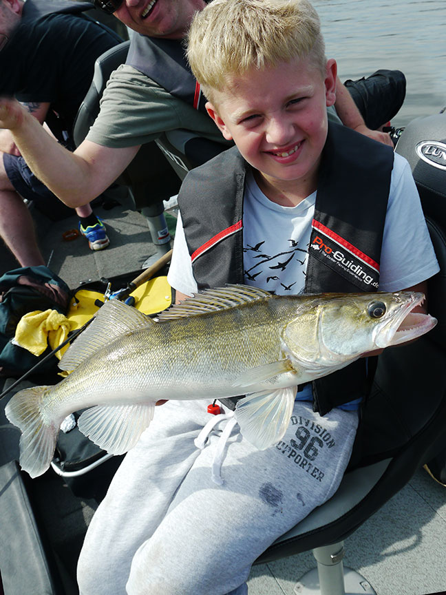 Pro-Guiding-Zander14160