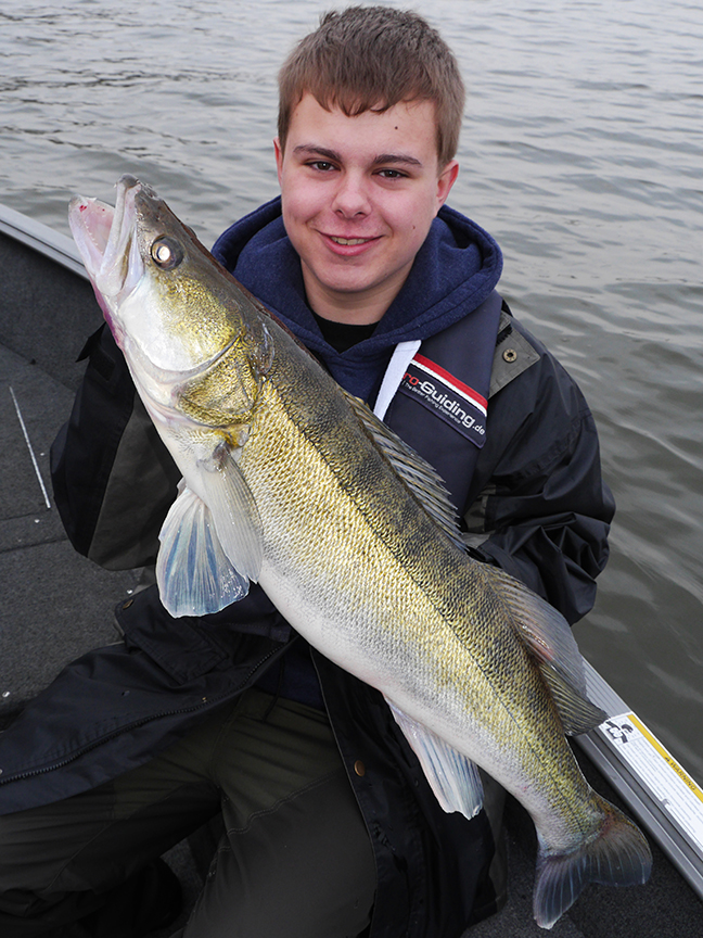 Pro-Guiding-Zander14236