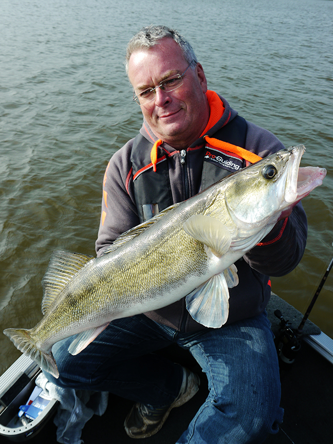 Pro-Guiding-Zander14320