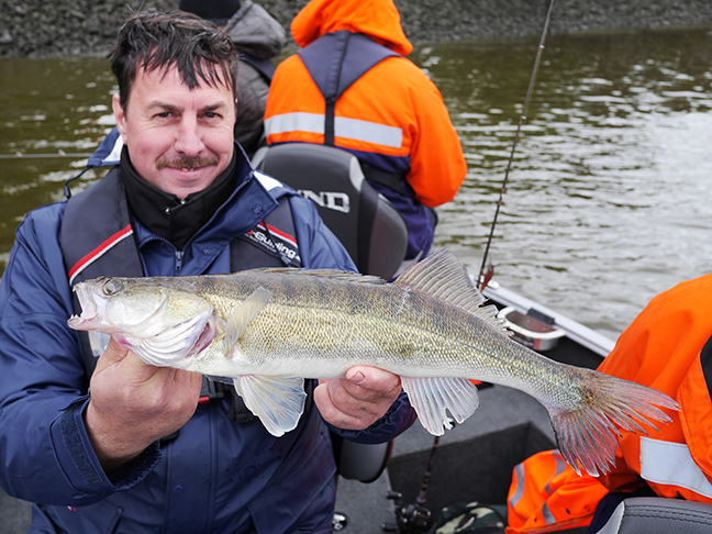 Pro-Guiding-Zander15020