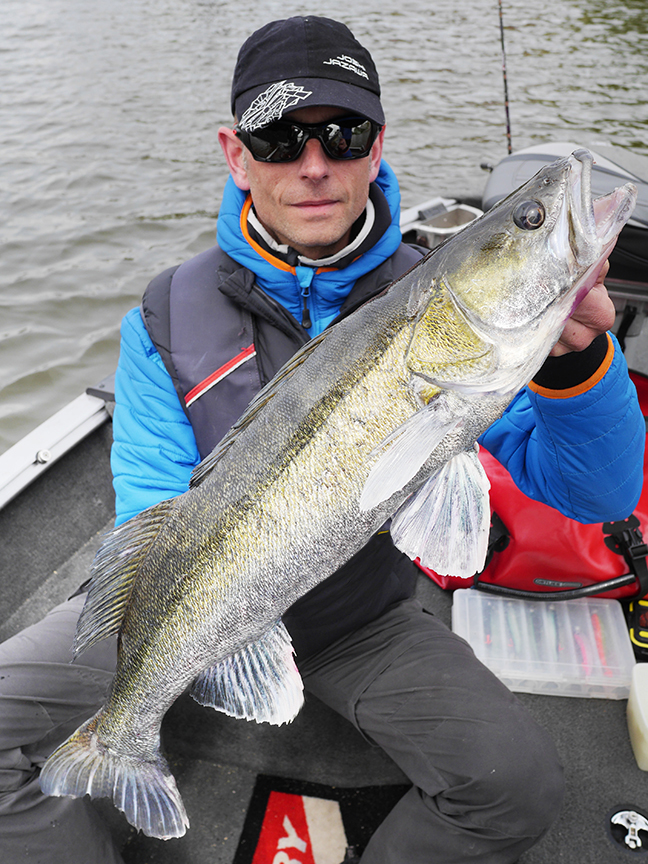 Pro-Guiding-Zander15048