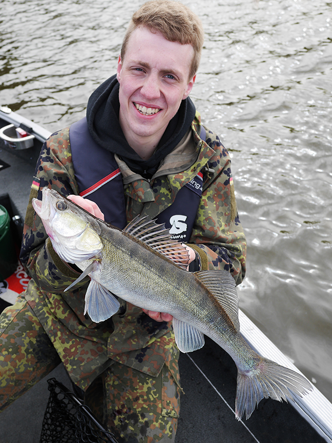 Pro-Guiding-Zander15050