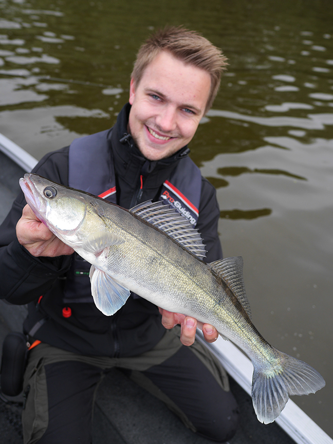 Pro-Guiding-Zander15055