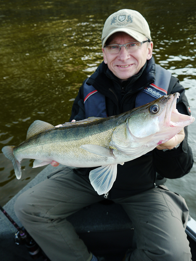 Pro-Guiding-Zander15085