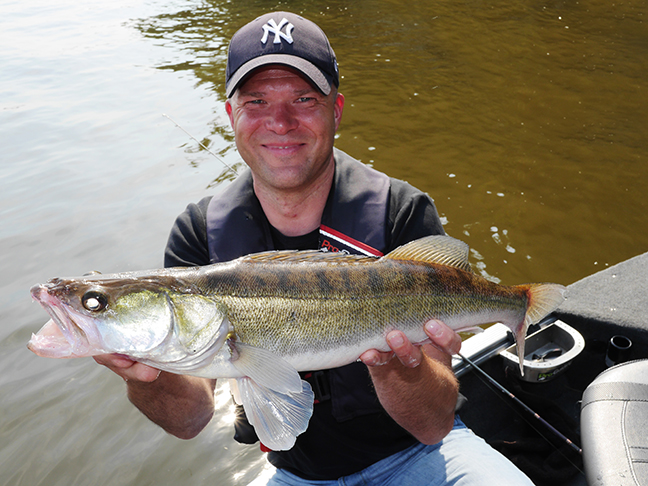 Pro-Guiding-Zander15129
