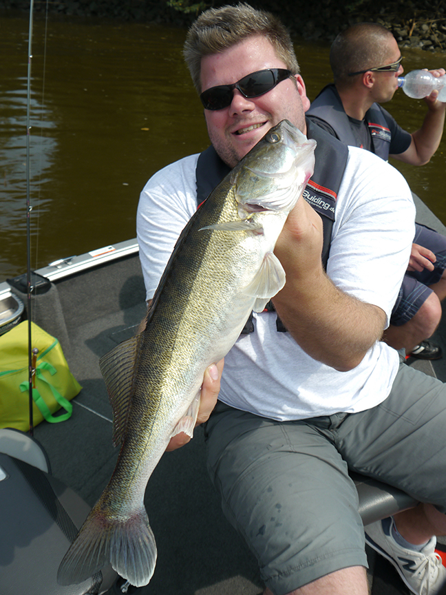 Pro-Guiding-Zander15135