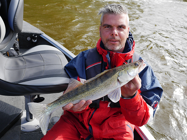 Pro-Guiding-Zander15146