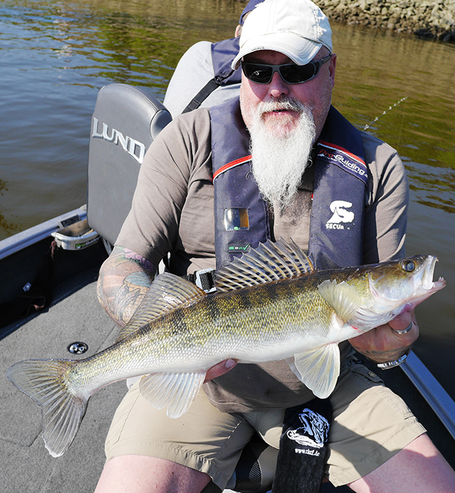 Pro-Guiding-Zander15152