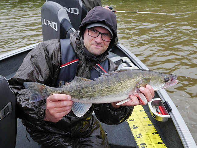 Pro-Guiding-Zander15165