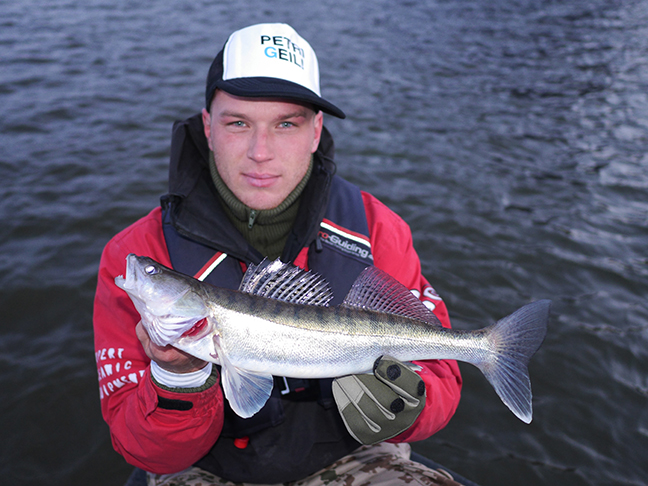 Pro-Guiding-Zander15393
