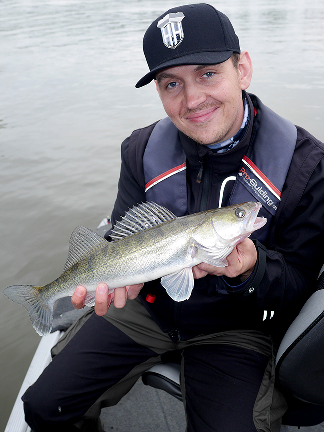 Pro-Guiding-Zander16023