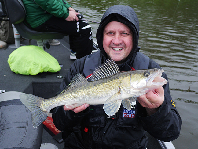 Pro-Guiding-Zander16036