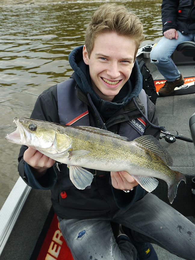 Pro-Guiding-Zander16068