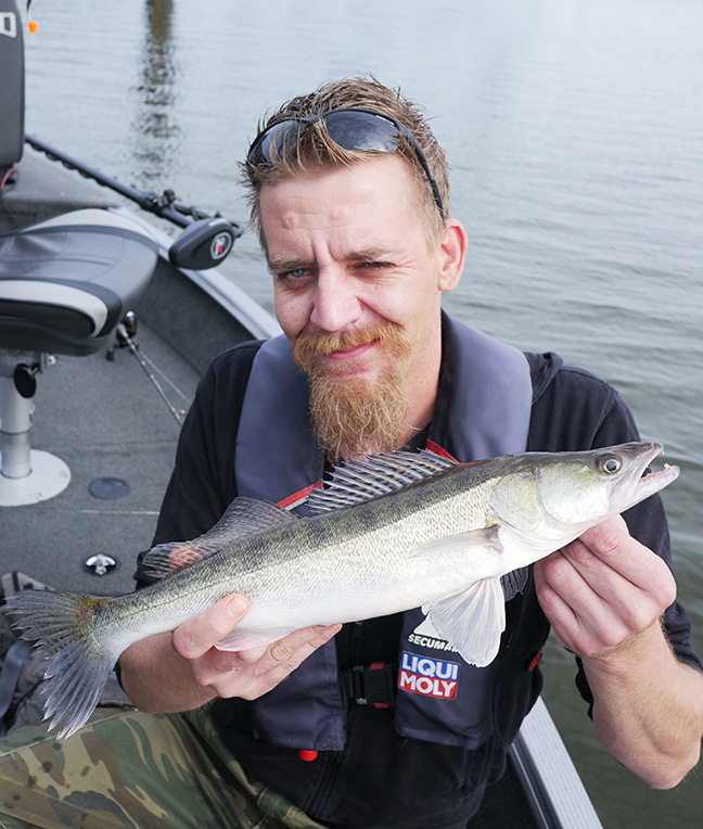 Pro-Guiding-Zander16131