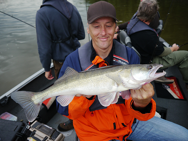 pro-guiding-zander16140