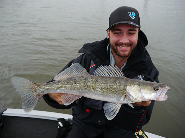 pro-guiding-zander16230