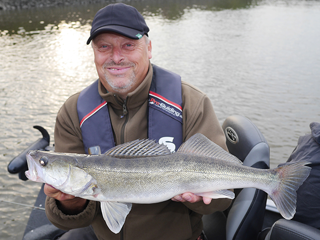 pro-guiding-zander16208