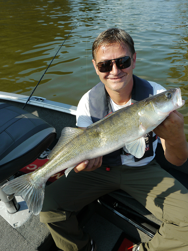 pro-guiding-zander16321