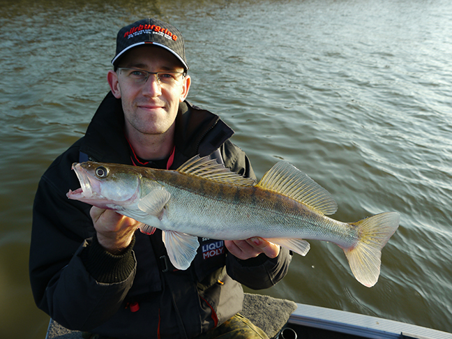 pro-guiding-zander16334