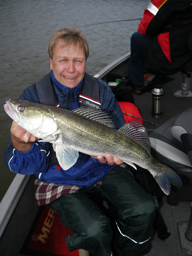 pro-guiding-zander16353