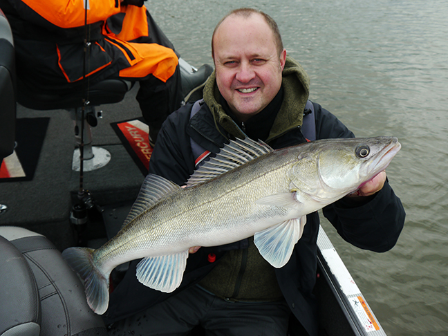 pro-guiding-zander16380