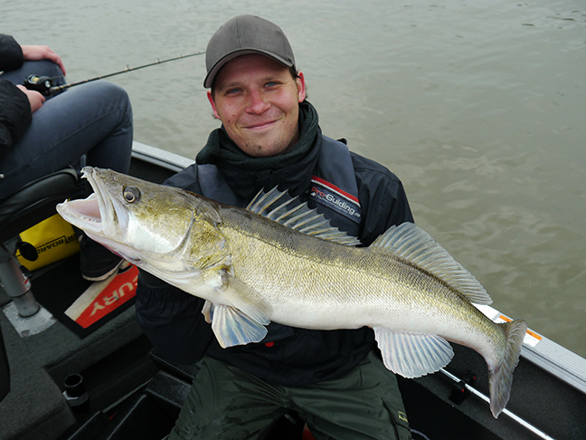 pro-guiding-zander16384