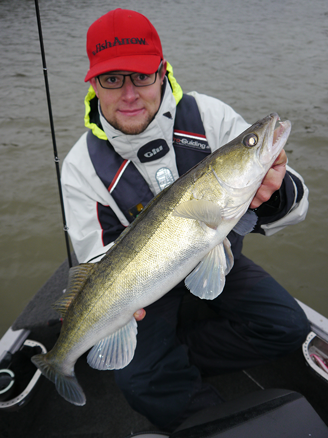 pro-guiding-zander16404