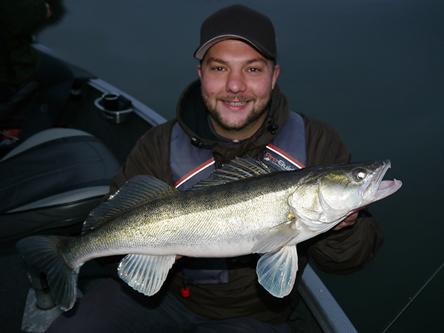 pro-guiding-zander16415
