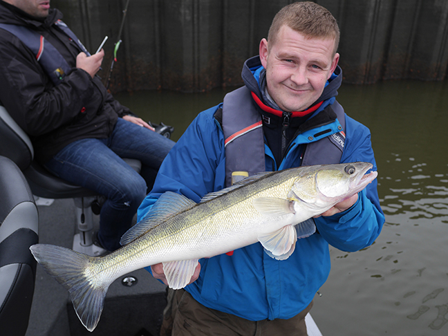 pro-guiding-zander16422