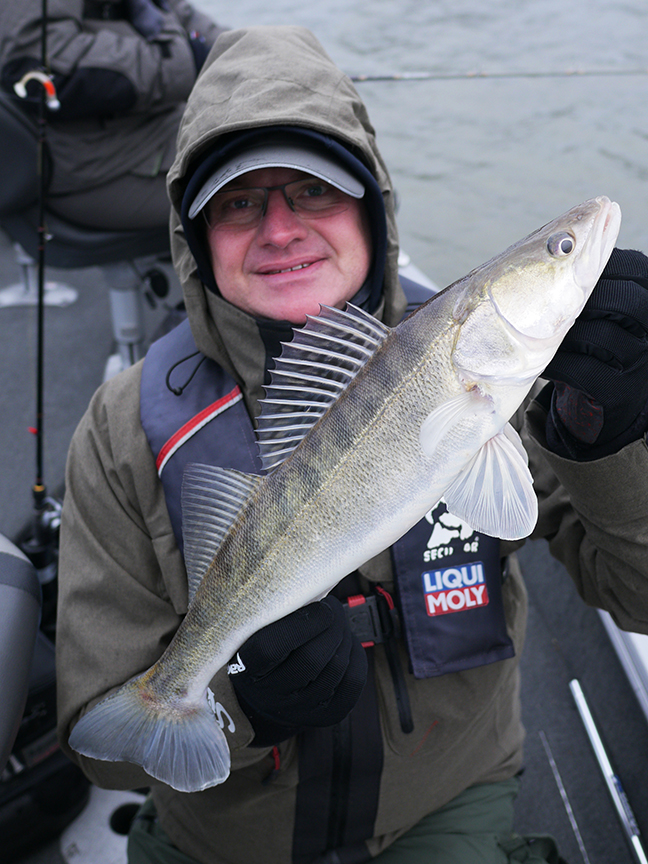 pro-guiding-zander16465