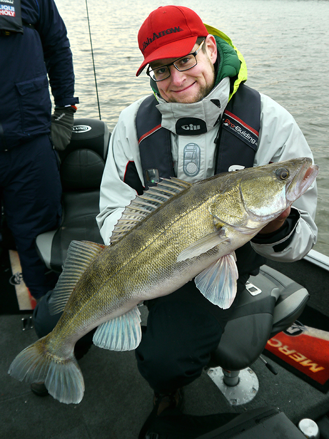 pro-guiding-zander16478