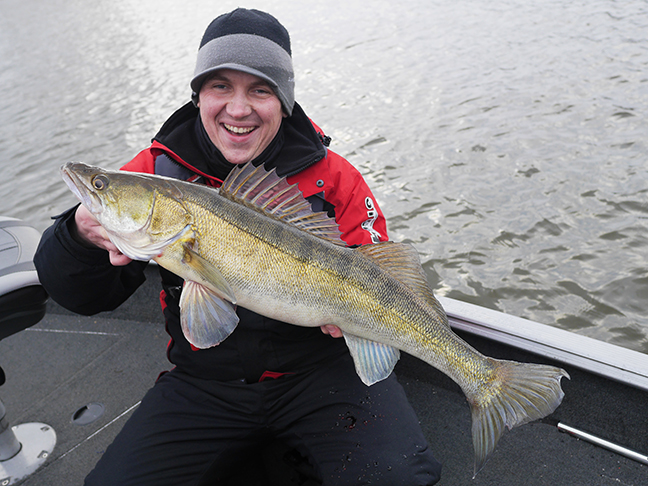 pro-guiding-zander16576