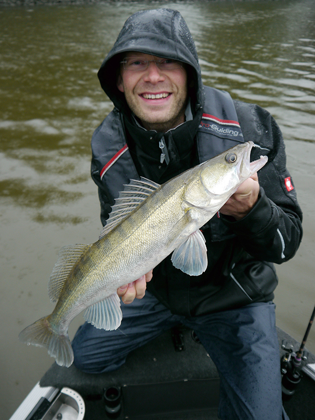 Pro-Guiding-Zander17037