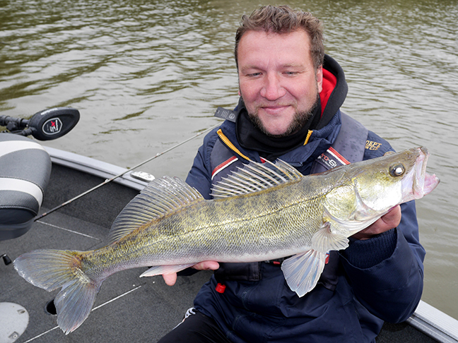 Pro-Guiding-Zander17211