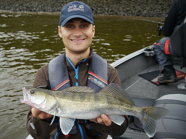 Pro-Guiding-Zander17222