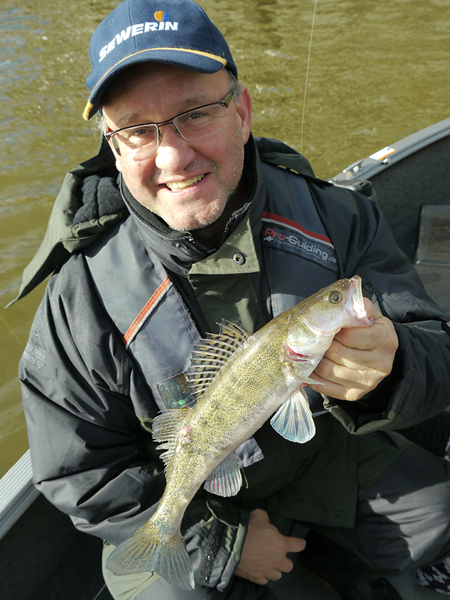 Pro-Guiding-Zander17350