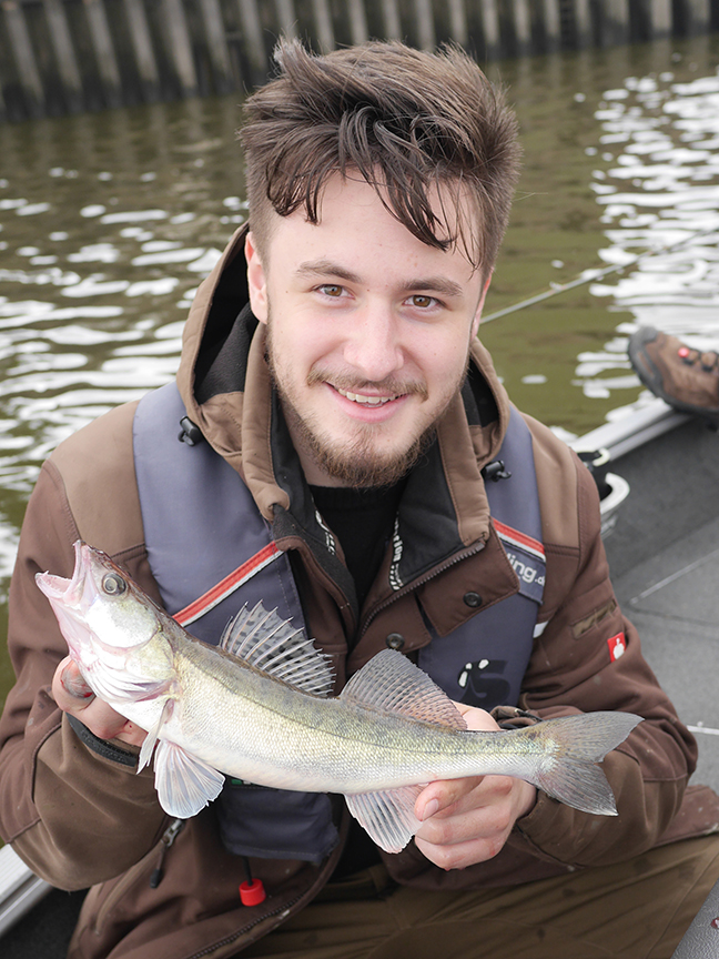 Pro-Guiding-Zander18059