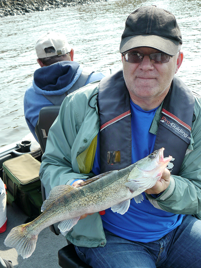 Pro-Guiding-Zander18060