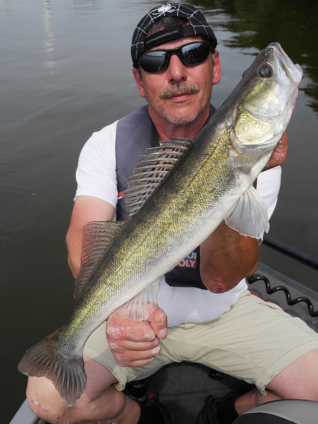 Pro-Guiding-Zander18082