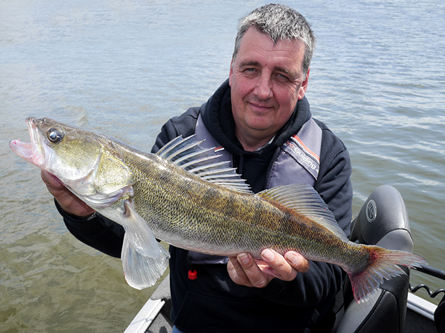 Pro-Guiding-Zander18085