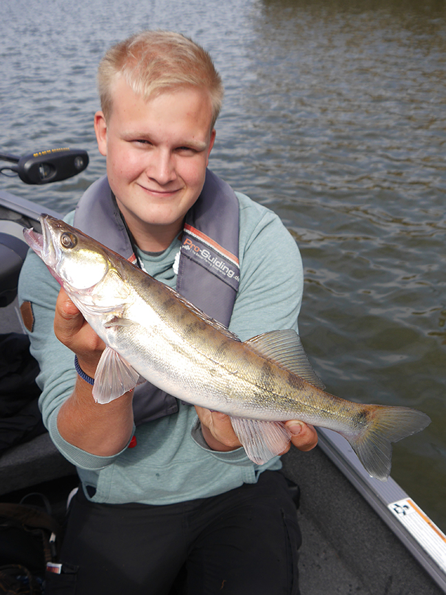 Pro-Guiding-Zander18240